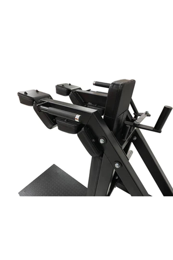 Shoulder pads and handles on hack squat 
